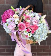 Композиция солнечный день в Даровской Цветочная композиция из Розы, Хризантемы, Пионы и Лизиантусы в корзине в Даровской