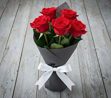 Букет 5 Красных роз Эдлесс Лав в Даровской