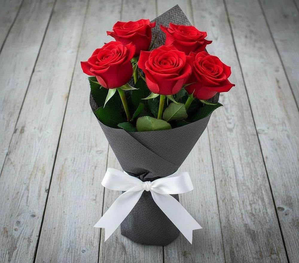 Букет 5 Красных роз Эдлесс Лав в Даровской
