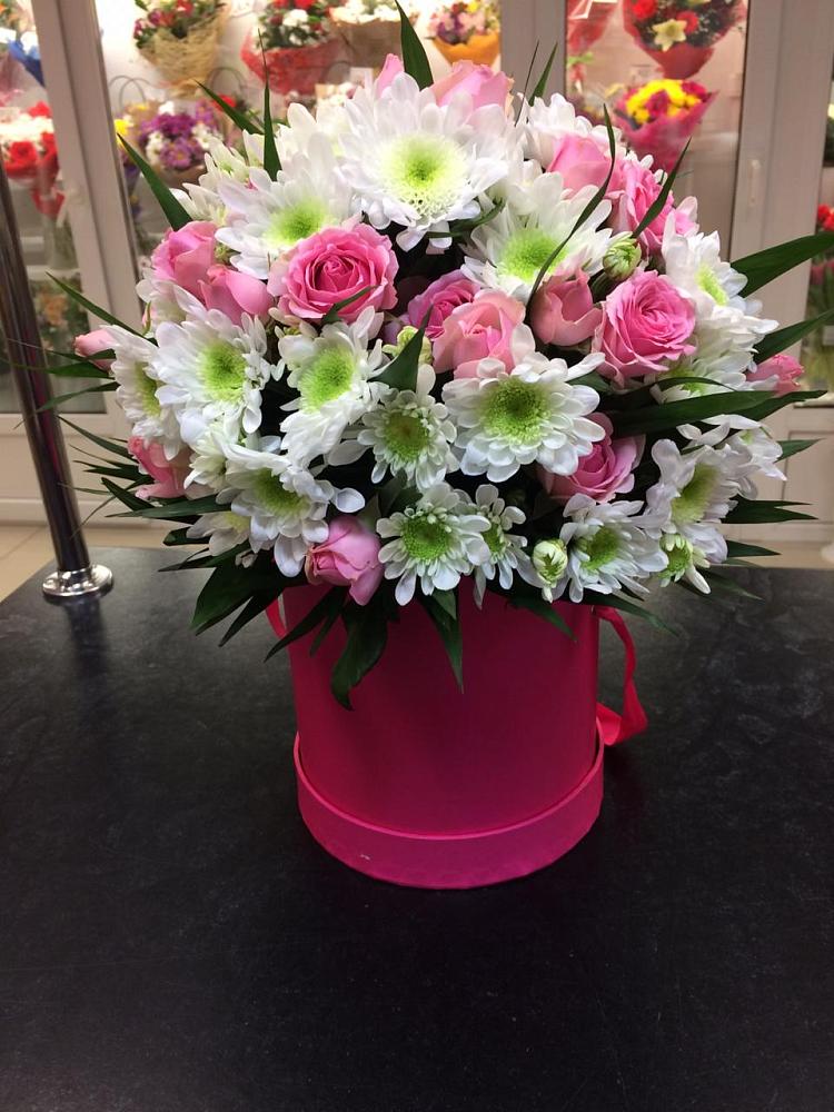 Цветочная композиция из Розы и Хризантемы в шляпной коробке в Даровской